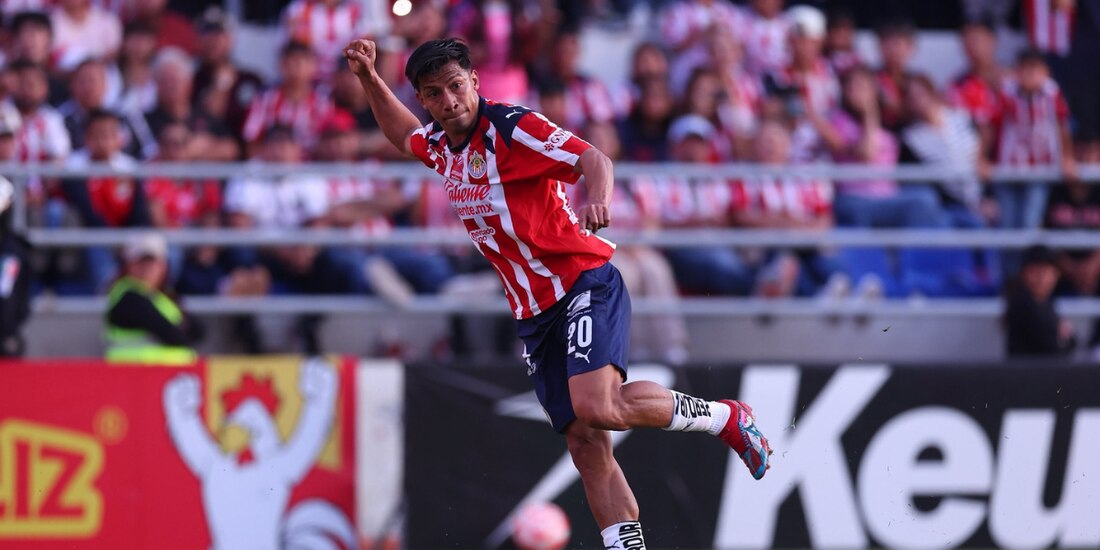 Ángel Sepúlveda en acción en el duelo de pretemporada entre Chivas e Irapuato.