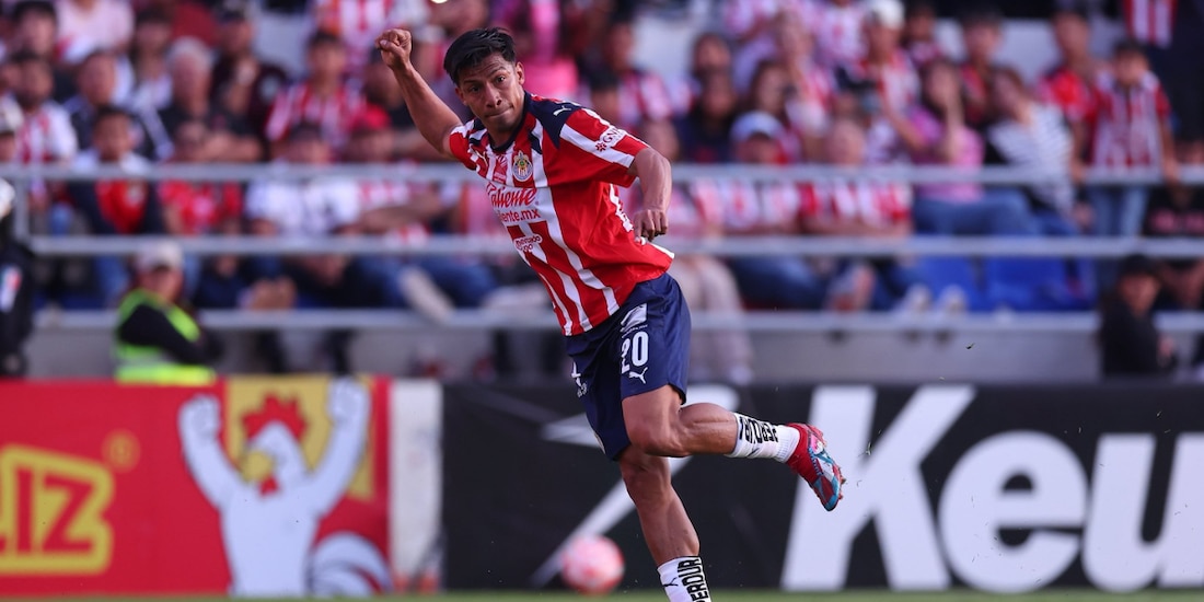 Ángel Sepúlveda en acción en el duelo de pretemporada entre Chivas e Irapuato.