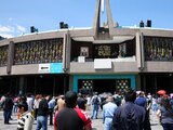 Personas adelantan su visita a la Basílica de Guadalupe ante su cierre de puertas el próximo 12 de diciembre.