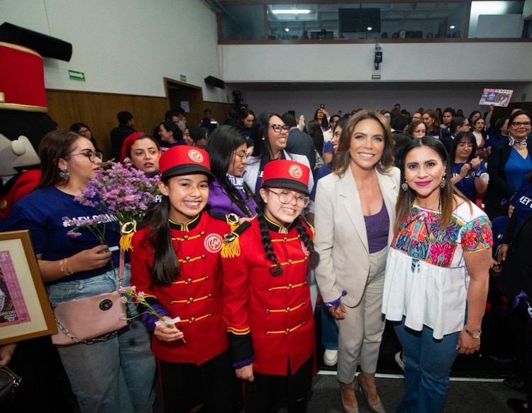 Olimpia Coral Melo y Olivia Salomón encabezan la develación del "cachito" que reconoce la lucha contra la violencia digital.