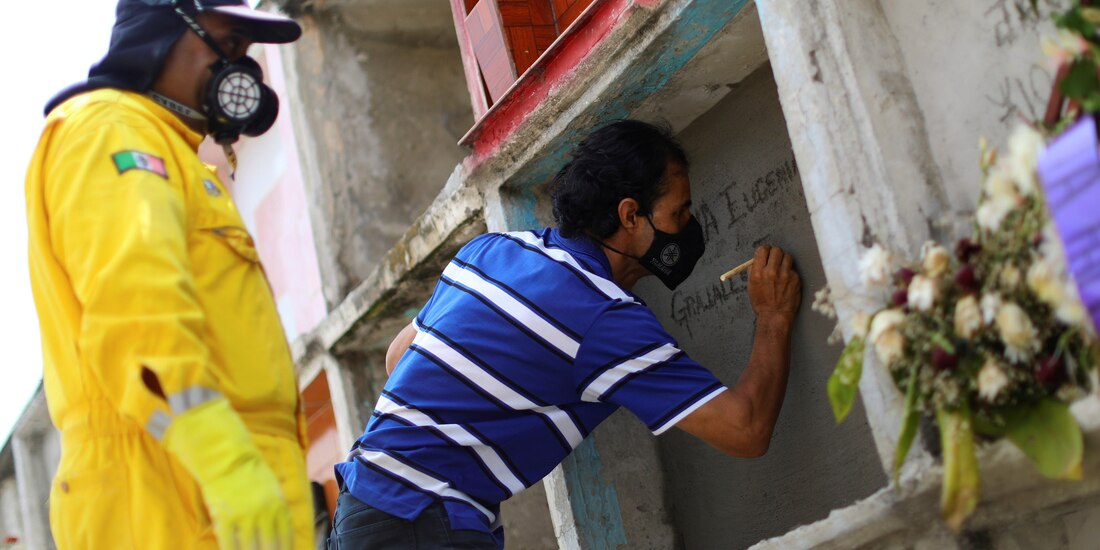 Inhumación de víctima del coronavirus en México