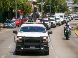 ACAPULCO, GUERRERO, 27MARZO2023.- Agentes de la Guardia Nacional llegaron está tarde al puerto de Acapulco, recorrieron la avenida Costera Miguel Alemán para después distribuirse en las colonias del puerto, como parte del operativo "Fuerza de Tarea Conjunta México". FOTO: CARLOS ALBERTO CARBAJAL/CUARTOSCURO.COM