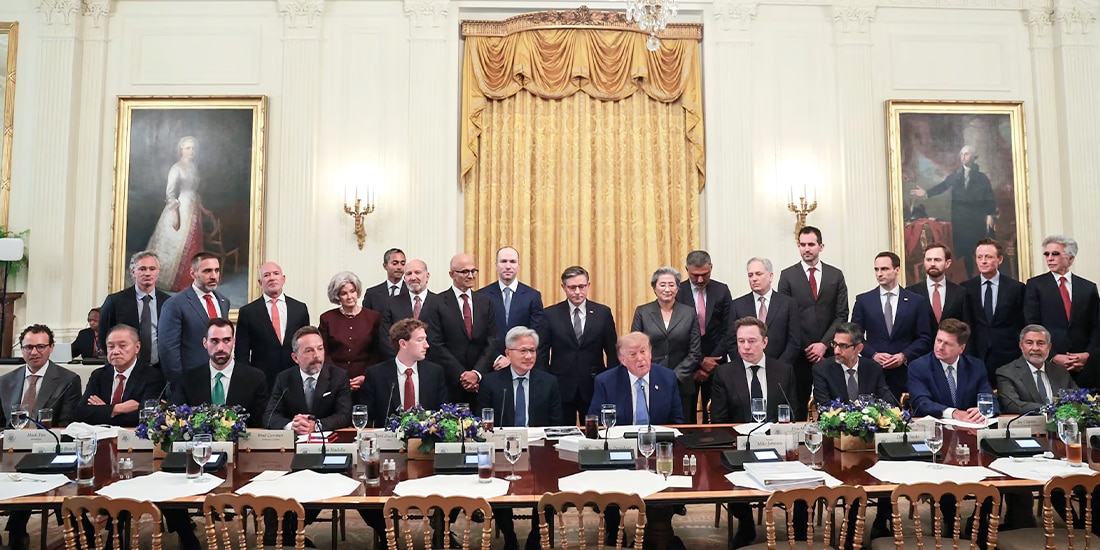 DONALD TRUMP y directores ejecutivos de empresas de IA firman un pacto de seguridad voluntario y respaldan expansión de centros de datos.