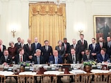 DONALD TRUMP y directores ejecutivos de empresas de IA firman un pacto de seguridad voluntario y respaldan expansión de centros de datos.