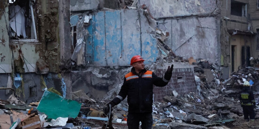 Servicios de emergencia mantienen por último día la búsqueda de víctimas en Dnipro, ayer.