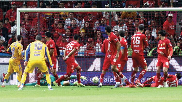 CERCA. Fernando Gorriarán
desvió un tiro libre de Gignac para acercar a Tigres al título.