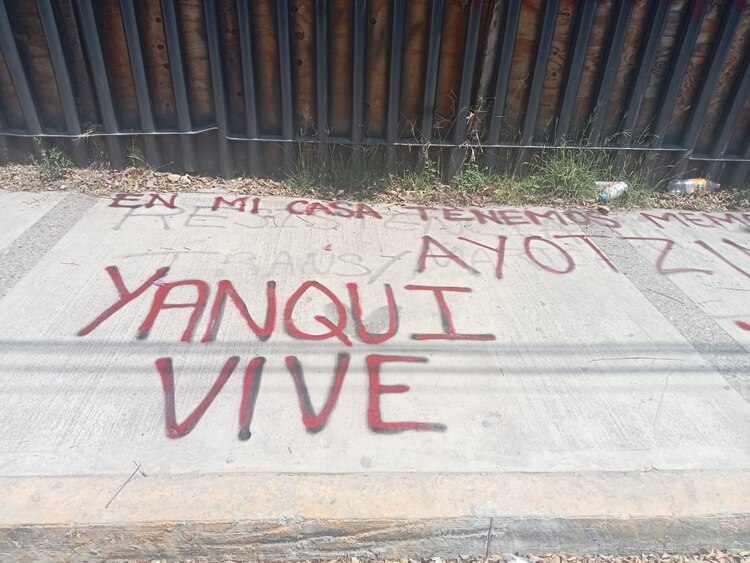 Normalistas cerraron avenidas principales con autobuses durante la protesta en busca de justicia por el estudiante asesinado.