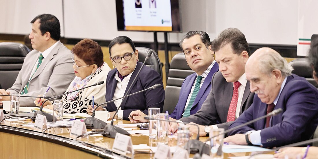 La titular de Segob, Rosa Icela Rodríguez
(c.), ayer, en la reunión de trabajo de la Comisión de Reforma Política-Electoral
de la Cámara de Diputados