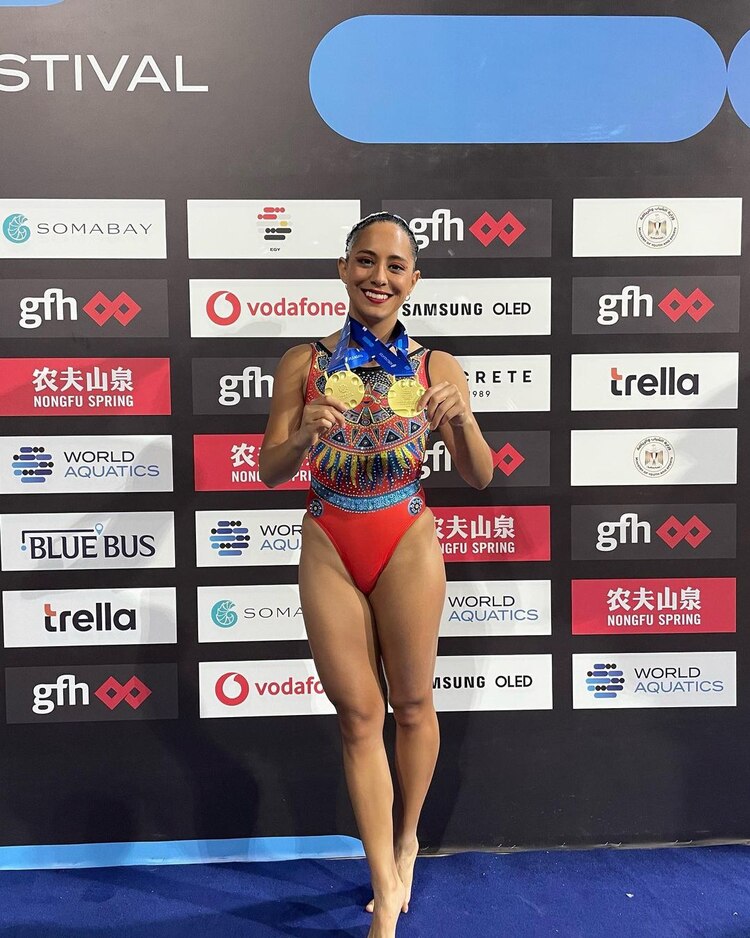 Jessica Sobrino, parte de Selección Mexicana de Natación Artística, celebra los oros ganados en la Copa del Mundo de Natación Artística celebrada en Soma Bay, Egipto