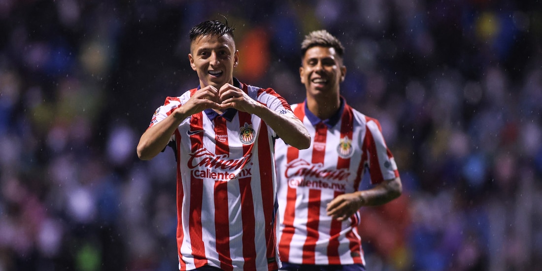 El Piojo Alvarado celebra el gol con el que Chivas empató al Puebla.