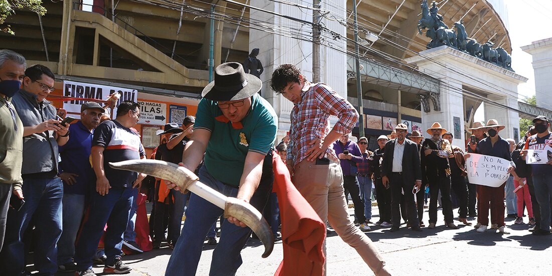 El torero Isaac Fonseca (camisa de cuadros) hace unos pases afuera del coso, ayer. toros