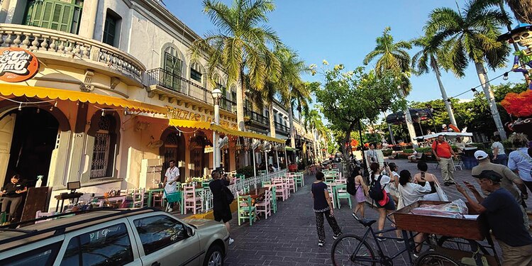Las coloridas calles del centro de Mazatlán, en Sinaloa.