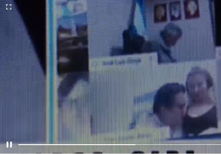 Momento en que el diputado manosea a una mujer en sesión virtual.