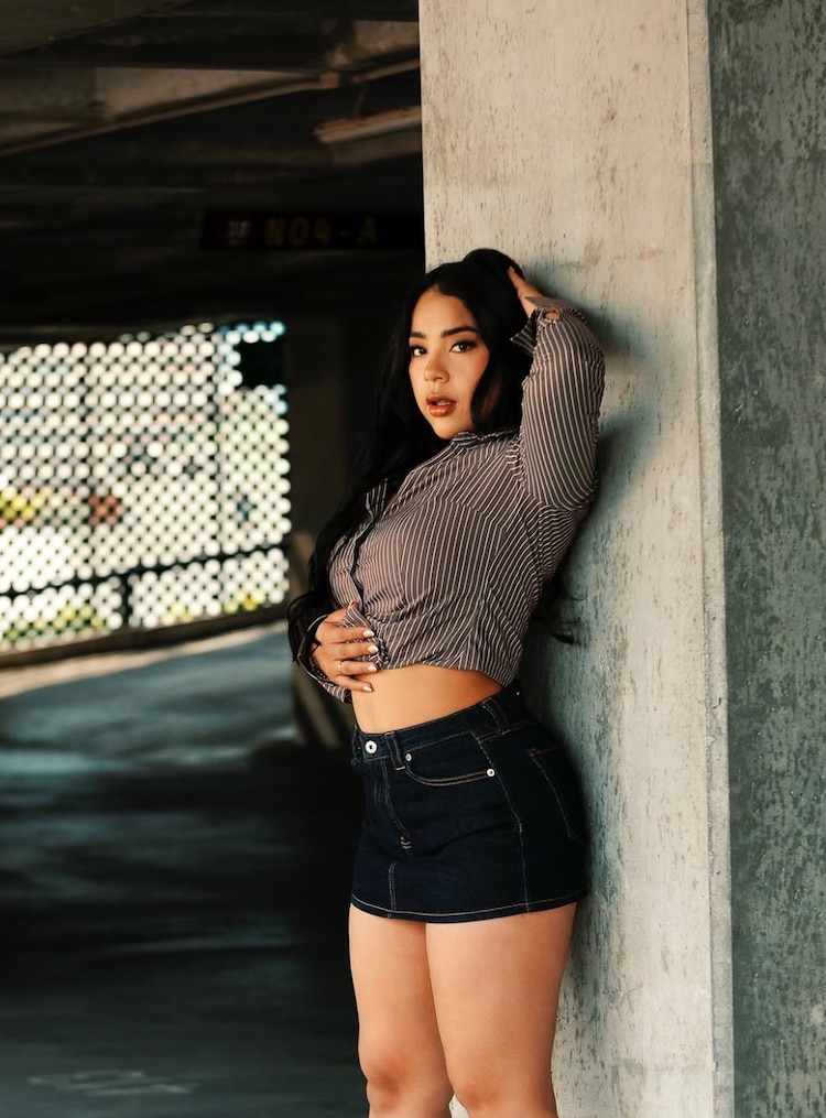 Lady Pays posando en estacionamiento