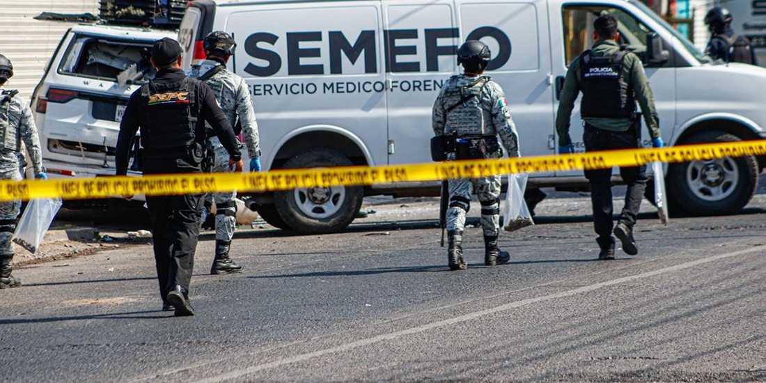 Una unidad del Semefo tras un enfrentamiento armado en México