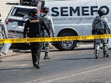 Una unidad del Semefo tras un enfrentamiento armado en México