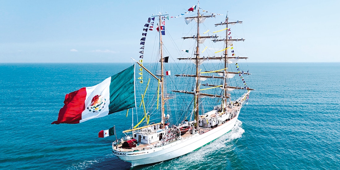El buque Escuela Cuauhtémoc, ayer al partir rumbo al Mar Caribe.