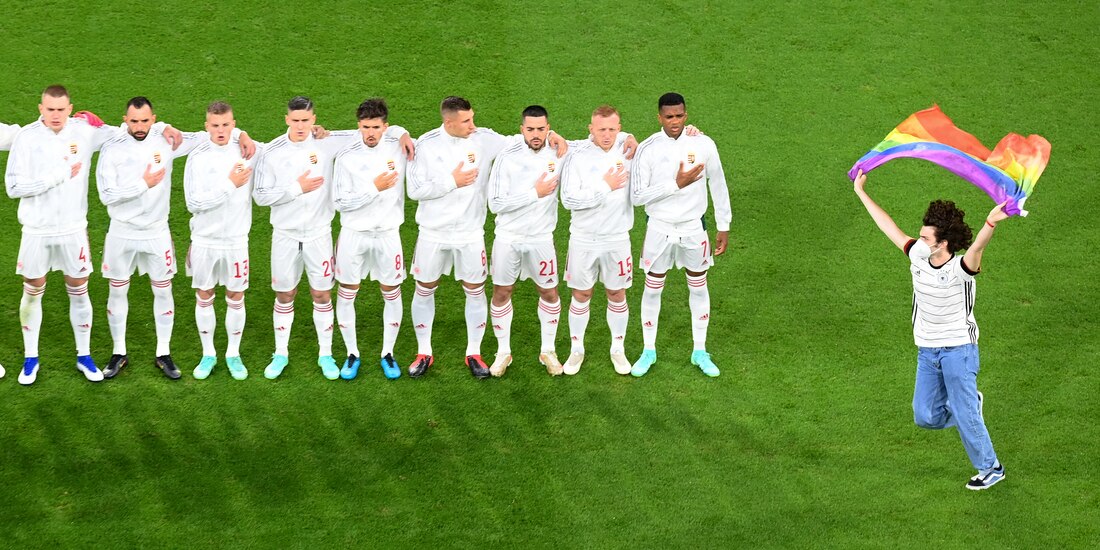 Un espontáneo muestra la bandera LGBT+ previo al Alemania-Hungría del Grupo F de la Eurocopa.