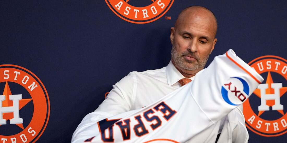 El boricua al ponerse la franela de su nuevo y amado equipo de la MLB, ayer.