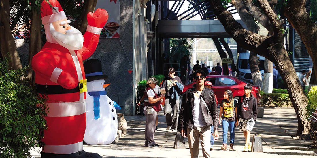 Personas transitan en el centro de la CDMX entre decoraciones navideñas, en imagen de archivo.