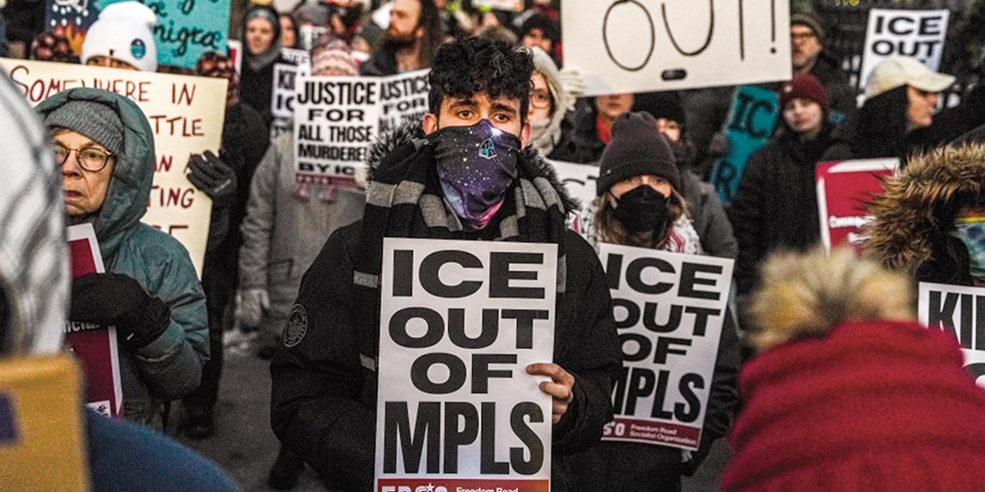 Personas participan en una protesta contra el ICE frente a la Residencia del Gobernador, el 6 de febrero.