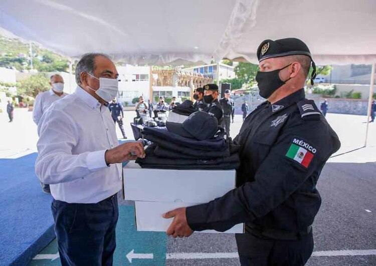 Elementos de la Policía reciben de manos del gobernador uniformes nuevos.