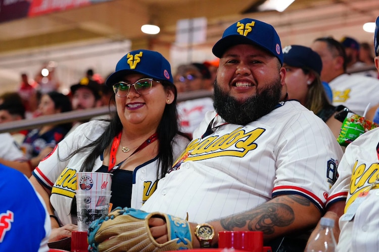 Aficionados sinaloenses demuestran su apoyo al béisbol y al programa de transplante renal infantil con su asistencia masiva a los juegos de inicio de temporada.