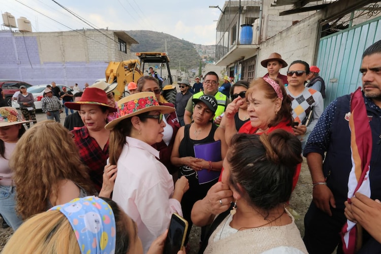 La presidenta municipal, Azucena Cisneros, encabeza el arranque de 250 obras hidráulicas en la colonia Plan de Ayala.