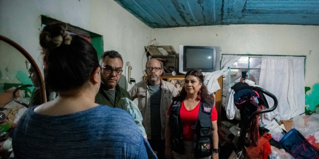 Clara Brugada, al visitar a una afectada, por la lluvia del sábado.