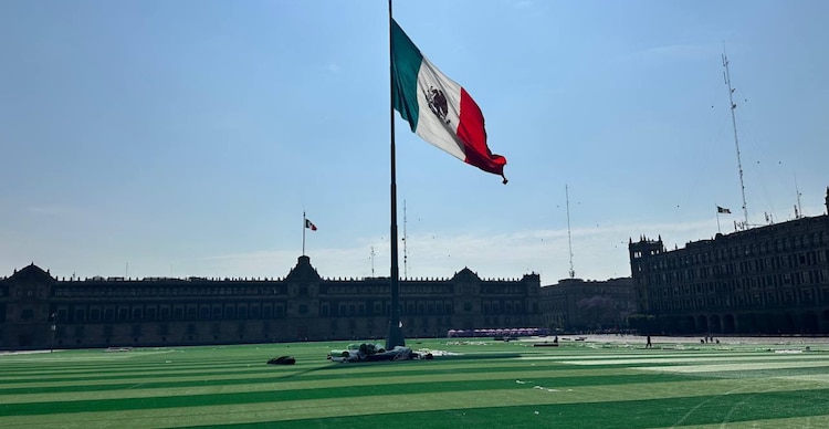 Instalan cancha de futbol en el Zócalo de la CDMX