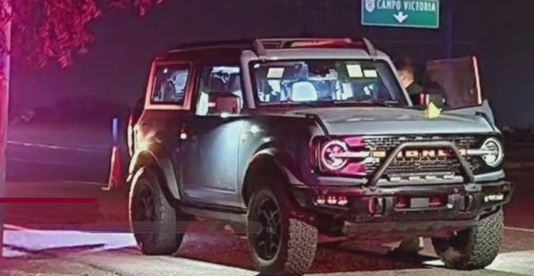 Camioneta en la que se encontró el cuerpo de Sergio Cázares Zambada