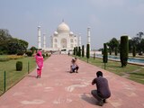Un hombre toma una fotografía frente al histórico monumento de India.