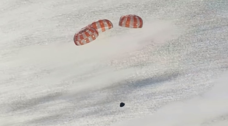 La nave Orión despliega paracaídas previo al amerizaje.