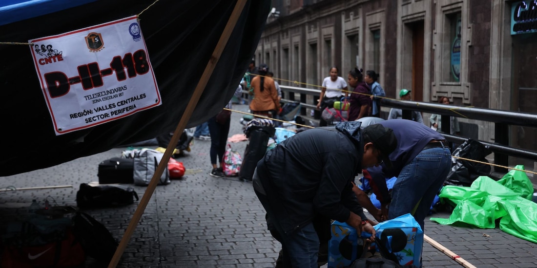 Integrantes de la CNTE retiran sus campamentos de las calles del Centro Histórico de la CDMX.