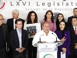 El médico Francisco Moreno, con diputados panistas, ayer, en conferencia de prensa.