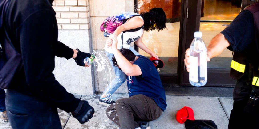 Miembros del grupo llevaban gorras de campaña del presidente Donald Trump con la leyenda “Make America Great Again”