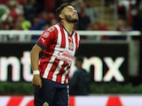 Alexis Vega se lamenta después de su penalti fallado en el partido entre Chivas y Pachuca.