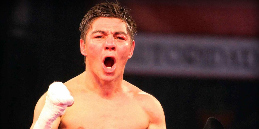 Jorge Arce celebra una de sus victorias arriba del ring.