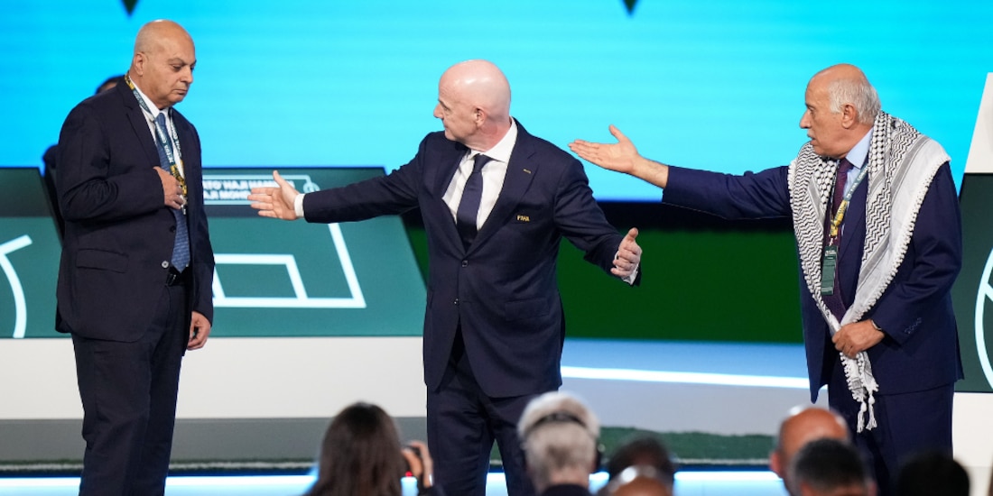 El presidente de la Asociación de Fútbol Palestina Jibril Rajoub se rehúsa a darle la mano al presidente de la Asociación de Fútbol de Israel Basim Sheikh Suliman.