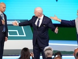El presidente de la Asociación de Fútbol Palestina Jibril Rajoub se rehúsa a darle la mano al presidente de la Asociación de Fútbol de Israel Basim Sheikh Suliman.