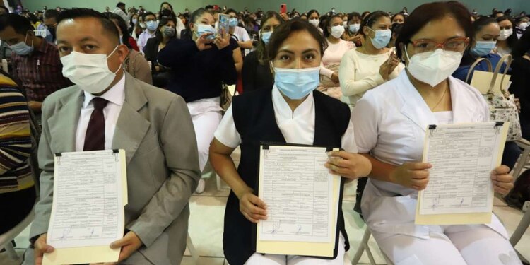 Las autoridades entregaron simbólicamente 10 plazas a personal médico y de enfermería.