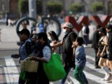 Habitantes de la CDMX siguen con acciones preventivas, como el uso de cubrebocas, por el riesgo COVID-19.