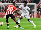Vinícius, del Real Madrid, intenta llevarse Nico Williams, del Athletic de Bilbao, en el duelo entre ambos clubes celebrado en San Mamés.