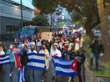 Manifestantes marchan de la embajada de Cuba en México al Zócalo capitalino