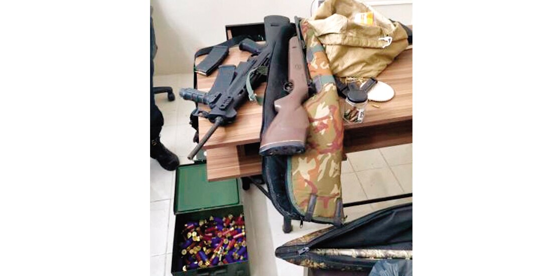 Parte de las armas aseguradas en 3 cateos en el municipio Tierra Blanca.