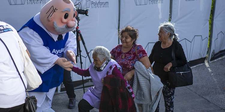 Personas de la tercera edad ingresan a la presentación de Ayupadi.