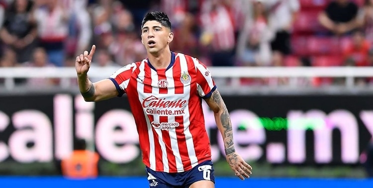 Alan Pulido en un partido en el Estadio AKRON.