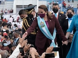 La mandataria Xiomara Castro, con la banda presidencial, saluda a asistentes en el Estadio Nacional de Tegucigalpa, tras su primer acto al frente del gobierno.