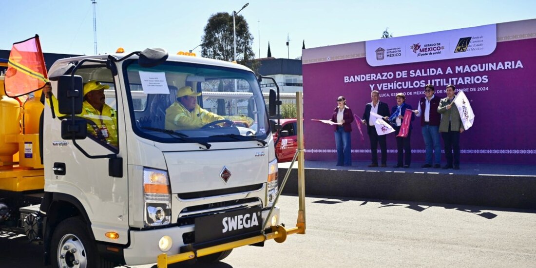 Delfina Gómez entrega maquinaria para bacheo y reencarpetado en el Edomex.
