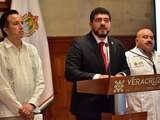 El secretario de Educación de Veracruz, Zenyazen Escobar (der.), con el gobernador Cuitláhuac García, en una imagen de archivo
